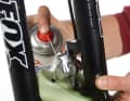 Now spray some brake cleaner on the protruding piston and remove the deposits with a clean, lint-free cloth. Dribble some brake fluid onto the pistons to make the seals supple again. Then push the piston back into its original position and proceed in the same way with the second piston.