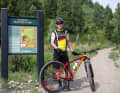 Ned Overend beim Eingang zum Overend Mountain Park.