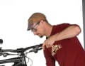 If the brake calliper sits at an angle, the pads rub against the disc and wear unevenly. The aim is to leave a minimum gap to the pads on both sides of the brake disc. When mounting with the IS2000 standard, you can achieve this with wafer-thin washers, which are included in the scope of delivery of the brake (otherwise available from specialist dealers). Adjustment is much easier with brakes with slotted hole mounting, as the so-called post-mount mounting allows corrections to be made. To do this, loosen the screws for the brake calliper until it can be moved. Now pull the brake lever, the brake automatically aligns itself in the centre of the disc. Continue to hold the brake lever while you carefully tighten the two screws again.
