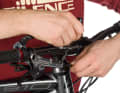 The support sleeve should now lie flush on the cable. Then push the cable into the brake lever and tighten the fastening screw. Press the cable constantly into the lever during installation. Push the protective sleeve back onto the fastening screw and check that the cable is firmly seated and the pressure point is stable by operating the brake lever several times. If this is not the case, the brake must be bled.