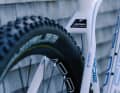 The Razorblade 275 uses the same comfortable combination of rear triangle and flexing seatpost as the 29er version.