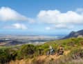 Meerblick: In Tokai/Silvermine rollt man oberhalb des Surfspots Muizenberg mit Blick auf die False Bay.