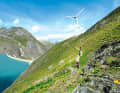 Der warme Hauch des Südens treibt das Windrad am Gries-Stausee an. Die herrliche Trail-Tour über den Gries-Pass führt etliche Kilometer über italienisches Territorium.
