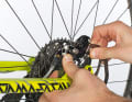 1. the so-called brake caliper reset is simple in itself, you don't even have to remove the wheel. However, you will need a helper. The first step is to press the brake disc firmly against the brake pad on one side and hold it in this position. This requires some force, so gloves are advisable.