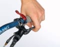 2 Now have your assistant pump the corresponding brake lever a few times. Hold the disc at the bottom against the pressure of the brake piston. Repeat the whole process on the other side. This will make the brake pistons move again and at the same time lubricate the rubber rings for returning the brake pads.
