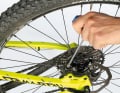 3. Falls jetzt die Bremsscheibe einseitig am Bremskolben schleift, müssen Sie noch den Bremssattel neu ausrichten. Dazu öffnen Sie die beiden Schrauben am Bremssattel um wenige Umdrehungen. Ziehen Sie nun den Bremshebel, der Bremssattel richtet sich dadurch mittig aus. Bei gezogenem Bremshebel ziehen Sie die beiden Schrauben vorsichtig wieder an. 