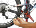 Super Dan's tip: If the rear derailleur still has problems shifting the largest sprocket, check the chain length. For double drivetrains, place the chain on the large chainring and the largest sprocket and add two chain links. With single drivetrains, the derailleur cage should not be fully tensioned on the large sprocket, but should have some play at the top.