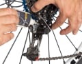 ANTRIEB: Das Bike knarzt beim Treten? Eine Ursache dafür kann die Schaltung sein. In der Regel reicht es aber aus, die Gelenke ein wenig zu ölen. Bei Sram-Type-2-Schaltwerken kann auch die Kupplung knarzen. Öl hilft. Wenden Sie sich sonst an Sram oder Ihren Händler. Wenn Sie die Kupplung selbst öffnen, verfällt die Garantie.