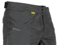 Mavic Stratos H2O Short: Die schmal geschnittene Mavic reicht als Einzige bis übers Knie und bietet sehr guten Regenschutz. Auch hier sind die Nähte teilweise nicht dicht. Passform und Sitz sind sehr gut. Das leichte und dünne Material scheuert sich am Hosenboden schnell durch. BÌKE-Urteil: Gut