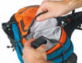 Verstauen Schwere Akkus gehören in den Rucksack. Am besten in ein oben liegendes Fach, damit der Akku nicht nach unten rutschen und unnötig Zug aufs Kabel bringen kann.
