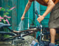 1. Fahrrad waschen: Feuchter Schlamm lässt sich direkt nach der Fahrt leicht mit dem Gartenschlauch abspülen. Angetrockneter Schmutz ist da schon hartnäckiger und will erst mal eingeweicht werden. Sprühen Sie dann das Bike mit einem Reiniger ein und lassen Sie ihn ein paar Minuten einwirken. Zum Abwaschen reicht meist Wasser, bei Ritzel und Kettenblättern helfen grobe Bürsten weiter. Finger weg vom Dampfstrahler, der hohe Wasserdruck ist der Killer für Lager und Dichtungen. Das saubere Rad kann zum Schluss noch gewachst werden, dann glänzt es auch noch nach der nächsten Ausfahrt. 