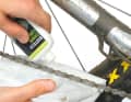 3. MTB-Kette ölen: Regen und Pfützen können schon nach einer ausgedehnten Tour die Kette von ihrem Schmierfilm befreit haben. Wer hier nicht eingreift, riskiert nerviges Quietschen, rostende Kettenglieder und schlechtes Schaltverhalten. Säubern Sie die Kette nach der Ausfahrt mit einem Lappen. Schmieren Sie dann die Glieder der Kette sorgfältig nach. Einige Minuten einwirken lassen und dann mit einem Lappen die Schmiermittelreste abwischen. Übrigens: Bei feuchter Witterung eignet sich am besten ein Wet Lube, das mit seinem erhöhten Wachsgehalt nicht so leicht von der Kette abgewaschen wird. 