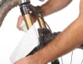 5. maintain suspension elements: Suspension forks and shocks are high-tech products that only function smoothly if you don't let dirt get in. Although O-rings and dirt wipers protect against this, the suspension elements on the mountain bike do not like a dried mud pack. Rinse off coarse dirt with water after the ride and then clean the stanchions and dust rings with a soft cloth. You can then use a little Brunox deodorant to make the suspension even smoother. 