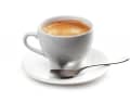 Mehr Kaffee – weniger Fett. Verantwortlich dafür ist das Koffein, das das zentrale Nervensystem stimuliert. Wie das geht? Koffein steigert die Lipolyse, also die Fettverbrennung. Diese sorgt dafür, dass sowohl Nahrungs- als auch Körperfett in ihre Bestandteile gespalten und für die Energieversorgung des Körpers herangezogen werden. Unsere Empfehlung: eine Tasse vor dem Training.