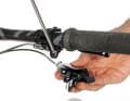 1. Die Sram Matchmaker kombiniert an einer Schelle alle gängigen Sram-Trigger-Schalthebel mit Sram-Bremsgriffen. Ein Satz der aktuellen Matchmaker X kostet 55 Euro und kann sowohl links als auch rechts montiert werden. Zuerst schraubt man den Schalthebel von der Lenkerschelle. Danach entfernen Sie die Schelle vom Lenker.