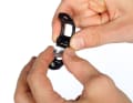 2. Schrauben Sie dann die Bremse von der Lenkerschelle und entfernen Sie die Schelle ebenfalls vom Lenker. Legen Sie den Gewindeeinsatz, der sich im Matchmaker-Set befindet, in die Schelle des Bremshebels ein. Legen Sie die Schelle mit der Öffnung nach vorne um den Lenker und setzen Sie den Bremshebel in die Aufnahme ein.