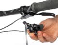 3. screw the small bracket to the gear lever. You have two possible positions for this on the gear lever. You can also mount the left bracket on the right and vice versa. Screw the gear lever with the bracket to the clamp. Finally, you can change the vertical position of the gear lever.