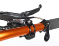 Super Dan's tip: The cable of mechanically lowerable seatposts such as Specialized Command Post or X-Fusion Hilo often protrudes unsightly from the handlebars. However, it can be routed particularly neatly on Sram brakes. Simply screw a cable guide for the frame onto the handlebar clamp and thread the seatpost cable through. This ensures that it sits securely and can no longer protrude upwards.