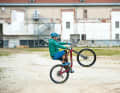3. pedalling:

 Once you have reached the "sweet spot", the aim is to maintain your balance by braking gently and balancing with your knees and shoulders. Keep your arms straight!