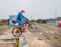 1. kick in hard

 Slowly roll to the edge and bring the front wheel as close to the edge as possible. The pedal position is vertical at this point, with the stronger foot in front. Then give the impulse by pedalling hard. Result: The bike rears up.