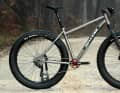 Ein klassisch stylisches Fatbike? Wir finden, das sieht verdammt gut aus. Wenn es einen Preis für das eleganteste Fatbike gäbe, wäre das Skyde vorne mit dabei.