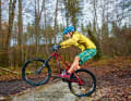 STRETCH: Just before the front wheel enters the puddle, lean backwards with the help of a dynamic arm and leg stretch. Result: Your front wheel rises. Important: The arms are stretched!