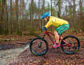 CREATE TENSION: Start off quickly: so that you can reach the shore without pedalling. Pretension: Bend your legs and arms (low over the handlebars). Crank position horizontal. One finger on the rear brake.