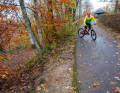 LET THE REAR DRIVE: Firstly, let your rear drift to the "wrong" side. You can do this by taking the weight off the rear end, locking the rear wheel and turning your hips in the desired direction. Result: The rear breaks out.