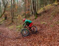 THE VIEW LEADS: At the apex of the bend, the bike is at a particular angle - this is where you need to show feeling and act carefully if the tyres lose traction (drift). On slippery surfaces, you should only exert as much pressure on the front wheel as necessary. Your eyes are already looking straight ahead.