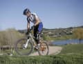 Exercise 2: Already much more difficult. Find your balance on a gentle slope by applying measured pressure to the pedals and turning slightly. This also works at red lights.