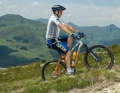 WRONG

Rear-heavy: With outstretched arms, your centre of gravity is too far back. This means that there is a lack of pressure on the front wheel even on gentle climbs - the bike can no longer be steered well. On steep climbs, the front wheel loses contact with the ground.