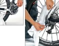 1. CLEANING THE DRIVE If the chain, chainrings and cassette are very dirty, spray them with degreaser. Turn the crank backwards and pull the chain through a lint-free cloth. Pre-clean the cassette and chainrings roughly with a brush. Then clean the gaps with a cloth (right-hand image).