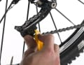 2. CLEAN THE CIRCUIT

Coarse dirt on the derailleur pulleys can be easily removed with a brush or a flat object. Fine work is also carried out here with a cloth.