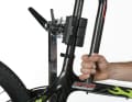 1. BIKE EINSPANNEN

Montageständer mit Klauenmechanismus sind ungeeignet. Wegen der Hebelverhältnisse werden die Carbon-Rohre darin leicht zerdrückt! Besser: Ständer mit Drei- oder Vierpunktaufnahme, oder stecken Sie eine metallene (fettfreie) Sattelstütze in das Sitzrohr. Am besten eignet sich eine billige Montage-Sattelstütze.