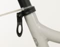 4 Once you have set the distance to the damper, you can mark this measurement with a cable tie. This makes it easier to adjust the support correctly. However, the cable tie has the disadvantage that it can slip.