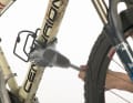 6 Then use a brush with long bristles. A small hand brush will also do. Use it to scrub the stubborn dirt off the mountain bike. Rinse the brush thoroughly in between so that stones and sand do not get caught in the hairs of the brush and rub scratches into the paintwork.