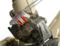 7 Then use an old toothbrush to clean the small corners and angles. Pay particular attention to areas such as the front derailleur joints, rear derailleur and sprocket set, as well as the seals on the shock and suspension fork. Make sure that you do not apply too much pressure to the seals in particular and possibly brush sand and dirt under the sealing rings.