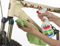 8. commercially available glass cleaner helps with rubber stains and oil. It contains a lot of alcohol and therefore dissolves greasy spots quickly. If the glass cleaner is not sufficient, you can also dab on a concentrated washing-up liquid. Washing-up liquid dissolves grease and is therefore particularly effective against chain grease.
