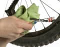 9 Important: If possible, the chain must not be completely degreased. Do not use chain cleaners or chain washers. If the chain is completely degreased, there is a risk that the oil between the pins and chain links will come loose, causing the MTB chain to wear out more quickly. It is virtually impossible to grease or oil these areas afterwards. It is therefore better to scrub the chain with a toothbrush and then wipe it with a damp cloth.