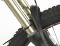 4. the negative suspension travel should be around 15 to 25 per cent of the total suspension travel. The exact air pressure for your personal body weight can be found in the operating instructions for your fork. Tip: The pressures are often stated on the back of the fork (e.g. RockShox). When you sit on the fork, it compresses and the cable tie slides upwards. When you dismount and the fork rebounds, the cable tie indicates the sag. 5 Unscrew the cover of the positive air chamber. The air chamber is positioned differently on the dip tubes or stanchions from fork to fork. Therefore, observe the operating instructions. 6. screw a special damper and fork pump onto the valve (from 25 euros in specialised shops).