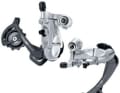 LANGER ODER KURZER KÄFIG?

Shimano und SRAM bieten ihre Schaltwerke jeweils mit zwei verschiedenen Käfiglängen an. Shimano fügt dem Modell die Kürzel “GS” (kurz) und “SGS” (lang) an, SRAM nennt das “medium” und “long”. Die Kapazität, bei der Langvariante meist 45 Zähne, gibt nicht die mögliche hintere Ritzelgröße an, sondern die höchst mögliche Ritzelzahl – vorne und hinten zusammen. Für die meisten Fahrer reicht der kurze Standardkäfig aus, zumal die Schaltung damit leichter ist.