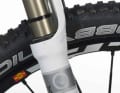 3. NEGATIVE SPRING TRAVEL

Cable ties serve as an indicator for the correct fork/damper stiffness and the associated negative suspension travel (SAG). Sit on the bike, put your feet up and push the cable ties against the seals. Now dismount carefully. The negative suspension travel should make up 15-30 per cent of the maximum stroke.