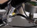 3. top right fork leg, centre valve: The negative air cartridge is filled here: The more air, the softer the fork responds. In addition, the spring travel is reduced by up to 20 millimetres with higher pressure.