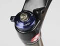 Plattform-Systeme

Alle großen Hersteller verbauen Systeme, die lästiges Wippen unterdrücken. Was die genau regulieren, erfahren Sie hier:

• Rock Shox Motion Control

An Rock-Shox-Gabeln wird ganz einfach die Druckstufe immer weiter gesperrt. Wippen, aber auch Ansprechverhalten, nehmen ab. Um starke Stöße zu entschärfen, macht das Ventil im bei Überlast auf. Wann, kann über das Floodgate justiert werden.