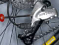 BRING THE REAR DERAILLEUR INTO THE CORRECT POSITION

STEP 1: LOWER STOP

Loosen the derailleur cable. Use the adjusting screw to set the swivelling range of the rear derailleur so that the upper derailleur pulley is exactly vertical under the smallest sprocket. For inverted rear derailleurs, proceed in the same way, except that the derailleur pulley is positioned under the largest sprocket.