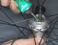 CARE HUBS
Step 1: Lubricate axle bearing

Lubricating the bearings is usually only necessary for Shimano hubs. If your hub has a "centre lock" mounting for the brake disc, you should remove the brake disc. Open the hub lock. Remove the lock nut, spacer discs and bearing cone. You can then pull out the axle. Remove old grease and dirt from the bearing surfaces and balls. Then reinsert the balls and coat them with a fresh grease pack. 
