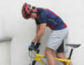 Against the wall

Whilst driving, background noises prevent you from locating the source of the creaking precisely. Therefore, support yourself in a corner. The front wheel presses against one wall, lean against the other with your shoulder - this will prevent you from falling over. Now you can put the drivetrain under traction by standing on the pedal.