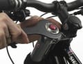 UNDER TENSION

To adjust the "Lefty" to your weight, you only need to change the spring preload.

Step 1:

Turn the rebound knob all the way to the right and unscrew the fork cap. This works with the tool for the new Shimano bottom bracket (Hollowtech II).
