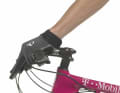 Der rechte Winkel

Die Stellung der Hand zur Bremse ist wichtig für schmerzfreies Biken. Auch bei den Dual Control. Wenn der Winkel zwischen Hand und Bremse nicht stimmt, kann das zu einer Fehlhaltung führen – Handgelenke, Schultern und Rücken schmerzen. Richten Sie die Dual-Control-Hebel wie eine normale Bremse aus. Die Finger sollten in einer Linie mit den Unterarmen stehen. BIKE-Tipp: Wer oft steiles Gelände abfährt, kippt die Dual-Control-Hebel ein wenig nach oben. So verschaltet man sich weniger.