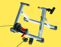 A classic roller with rear wheel mount: between 150 and 500 euros, depending on the function. You can find a current test of smart roller trainers here at TOUR-Magazin.